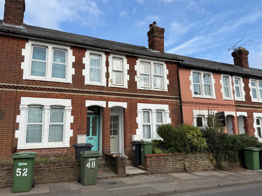 Lot: 144 - FREEHOLD HOUSE FOR INVESTMENT OR OCCUPATION - Mid-terrace house with brick elevation and painted stonework